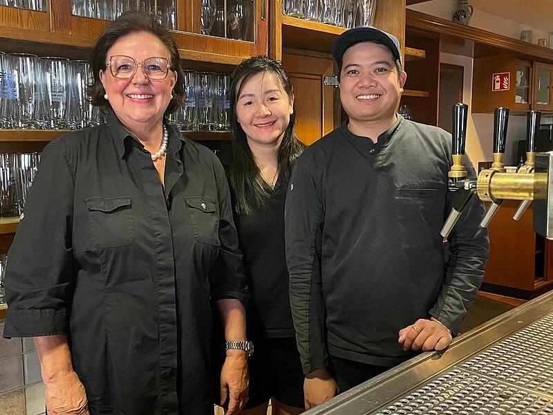 Die Zukunft der Traditionswirtschaft "Körners" in Arnshausen ist gesichert. Victoria Luong (Mitte) und Le Duy Kien (rechts) haben das Gasthaus von Evelyn Körner gekauft und werden es ab Herbst als Lokal mit deutscher und asiatischer Küche betreiben. Die Zukunft der Traditionswirtschaft "Körners" in Arnshausen ist gesichert. Victoria Luong (Mitte) und Le Duy Kien (rechts) haben das Gasthaus von Evelyn Körner gekauft und werden es ab Herbst als Lokal mit deutscher und asiatischer Küche betreiben.