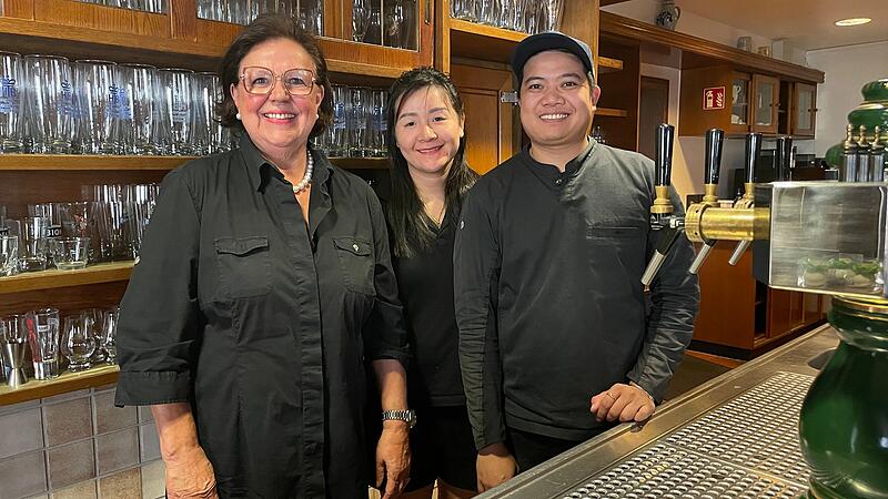 Die Zukunft der Traditionswirtschaft "K&ouml;rners" in Arnshausen ist gesichert. Victoria Luong (Mitte) und Le Duy Kien (rechts) haben das Gasthaus von Evelyn K&ouml;rner gekauft und werden es ab Herbst als Lokal mit deutscher und asiatischer K&uuml;che betreiben.