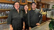 Die Zukunft der Traditionswirtschaft "K&ouml;rners" in Arnshausen ist gesichert. Victoria Luong (Mitte) und Le Duy Kien (rechts) haben das Gasthaus von Evelyn K&ouml;rner gekauft und werden es ab Herbst als Lokal mit deutscher und asiatischer K&uuml;che betreiben.