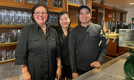 Die Zukunft der Traditionswirtschaft "Körners" in Arnshausen ist gesichert. Victoria Luong (Mitte) und Le Duy Kien (rechts) haben das Gasthaus von Evelyn Körner gekauft und werden es ab Herbst als Lokal mit deutscher und asiatischer Küche betreiben. Die Zukunft der Traditionswirtschaft "Körners" in Arnshausen ist gesichert. Victoria Luong (Mitte) und Le Duy Kien (rechts) haben das Gasthaus von Evelyn Körner gekauft und werden es ab Herbst als Lokal mit deutscher und asiatischer Küche betreiben.