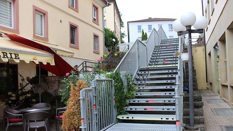 Mit der Reparatur der kaputten Treppe am Marktplatz kann es nun doch schneller gehen als urspr&uuml;nglich geplant.