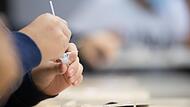 Heute geht es wieder rund in den Schulen, der Unterricht geht weiter. Und damit die regelmäßigen Tests.