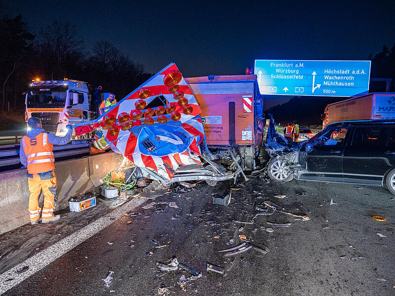 Land Rover kracht in Warnanh&auml;nger: Fahrer mittelschwer verletzt &ndash; Mindestens 100.000 Euro SchadenLandrover Warnanh&auml;nger A3