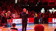 BMA365 Bamberg Baskets - Telekom Baskets Bonn Große Emotionen während der Zeremonie bei Karsten Tadda.