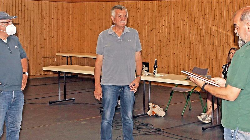 Vorsitzender Uwe Deckelmann (rechts) ernannte den langj&auml;hrigen Vorsitzenden Dieter Radlo (links) und Kassier Reinhard Wolf zu Ehrenmitgliedern.