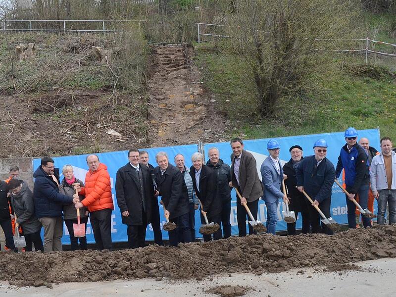 Viele Hände beim Spatenstich zum Straßenausbau der Kreisstraße KC 5 , Ortsdurchfahrt Hummendorf. Kreisstraße.