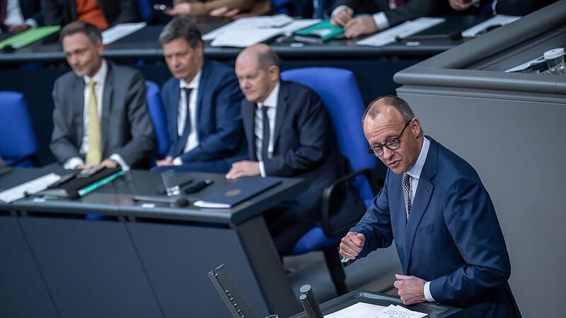 Haben verschiedene Strategien in der Haushaltskrise (von rechts): CDU-Chef Friedrich Merz,  Kanzler Olaf Scholz (SPD), Wirtschaftsminister  Robert Habeck (B&uuml;ndnis 90/Die Gr&uuml;nen) und Finanzminister Christian Lindner (FDP)