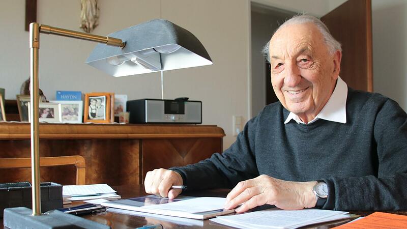 Pfarrer i. R. Gerhard Hellgeth am Schreibtisch in seiner Staffelsteiner Wohnung. Seine Gedichte verfasst er handschriftlich: &bdquo;Mit digital is&rsquo; bei mir nix zu woll&rsquo;n.&ldquo;