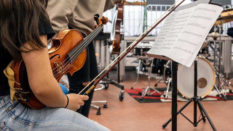 Symbolbild: Musikunterricht für junge Menschen.