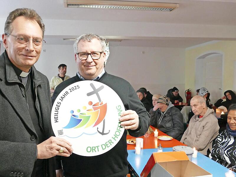 Erzbischof Herwig G&ouml;ssl &uuml;berreichte Einrichtungsleiter Peter Klein die Auszeichnung &bdquo;Ort der Hoffnung&ldquo;f&uuml;r die W&auml;rmestube.