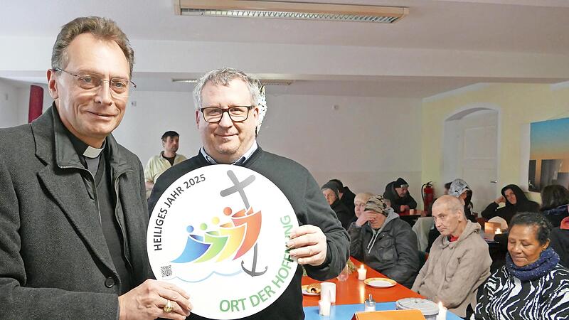 Erzbischof Herwig G&ouml;ssl &uuml;berreichte Einrichtungsleiter Peter Klein die Auszeichnung &bdquo;Ort der Hoffnung&ldquo;f&uuml;r die W&auml;rmestube.