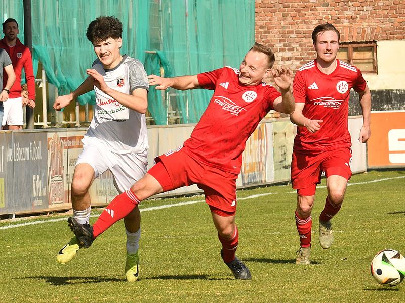 F&uuml;r diese Attacke gegen den Fuchsstadter gegen Max Schmidtner (links) bekam der Lichtenfelser Jan Haselmann  eine Zehn-Minuten-Zeitstrafe.