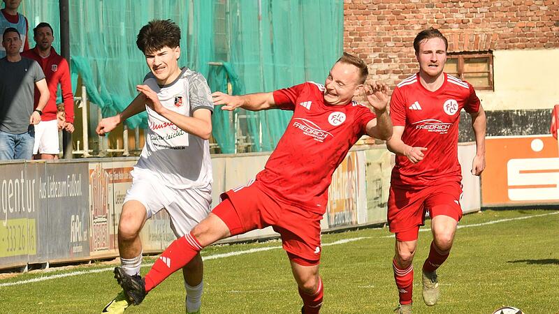 F&uuml;r diese Attacke gegen den Fuchsstadter gegen Max Schmidtner (links) bekam der Lichtenfelser Jan Haselmann  eine Zehn-Minuten-Zeitstrafe.