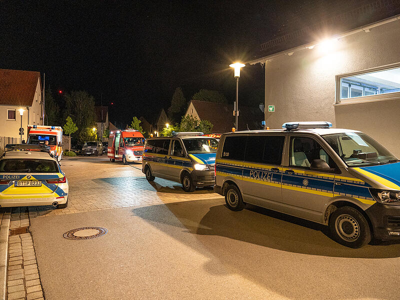 Zahlreiche Einsatzkr&auml;fte k&uuml;mmern sich um die evakuierten Bewohner und sperren einen Umkreise von 200 Meter um die gefundene Panzergranate ab.