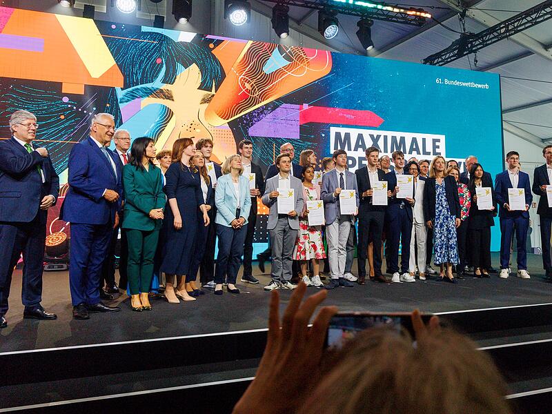 Die Bundessieger und alle weiteren ausgezeichneten Jungforschende freuten sich über ihren Erfolg. Die Bundessieger und alle weiteren ausgezeichneten Jungforschende freuten sich über ihren Erfolg.