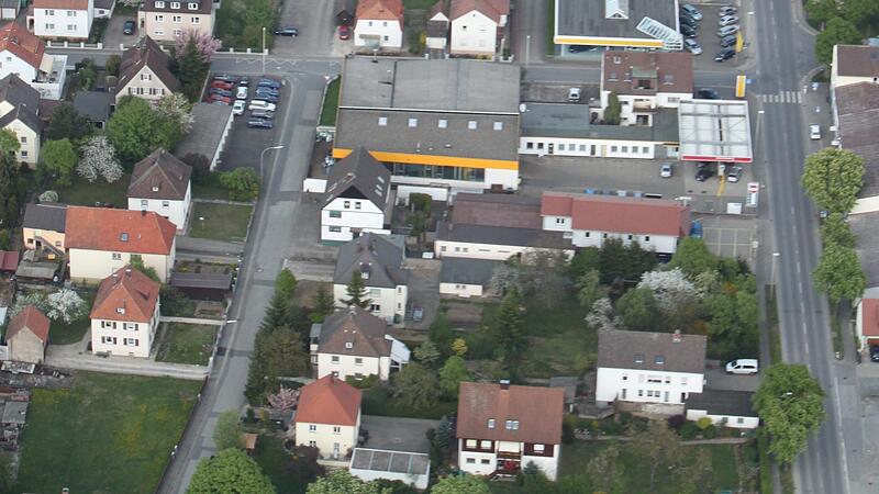 Auf dem unbebauten Grundstück in der Schwerdtmacherstraße 8 (links außen) darf eine Wohnanlage mit 13 Apartments und 22 Kfz-Stellplätzen errichtet werden. Der Staffelsteiner Bauausschuss empfindet das Projekt als überdimensioniert, doch das Landratsamt gab grünes Licht für das Bauvorhaben.