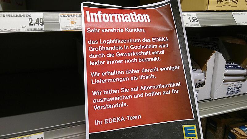 Das Bild, entstanden dieser Tage in einem Supermarkt im Landkreis, zeigt Lücken in einem Regal sowie den erklärenden Aushang dazu. Aktuell wird nicht gestreikt, am Montag stehen neue Verhandlungen an.