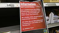 Das Bild, entstanden dieser Tage in einem Supermarkt im Landkreis, zeigt Lücken in einem Regal sowie den erklärenden Aushang dazu. Aktuell wird nicht gestreikt, am Montag stehen neue Verhandlungen an.