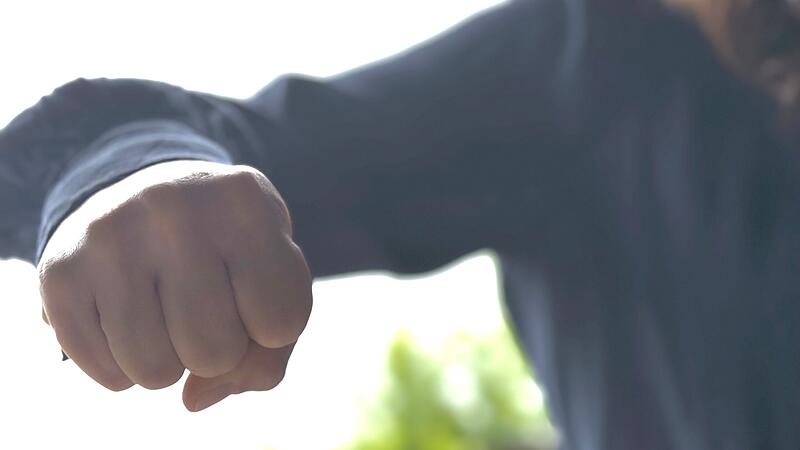 Mit der Faust will das Mädchen die Scheibe eingeschlagen habenForchheim & Fränkische Schweiz Mit der Faust will das Mädchen die Scheibe eingeschlagen haben