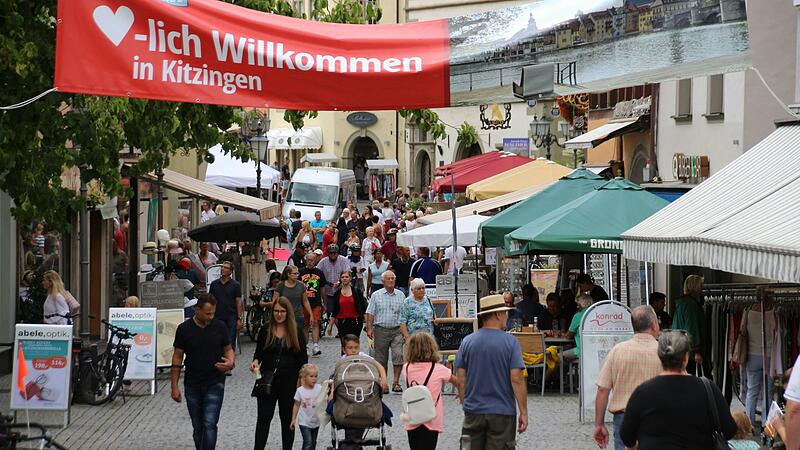 Mariä Himmelfahrt heißt: Bummeltag im evangelischen Kitzingen. Im Gegensatz zum katholischen Umfeld sind hier die Geschäfte geöffnet.
