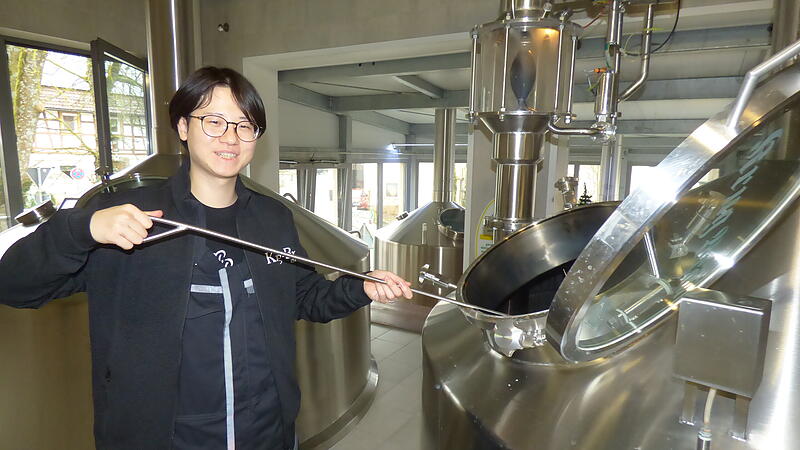 In der Breitenlesauer Brauerei Krug: Kentaro Shinada aus Japan &uuml;berpr&uuml;ft die G&uuml;te des Krug Biers.