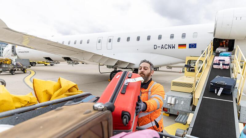 Georgios Antoniadis arbeitet bereits am Flughafen Nürnberg, um das sprunghaft erstarkte Fluggastaufkommen nach der Corona-Krise bewältigen zu können. Insgesamt sind im operativen Bereich bereits 100 neue Mitarbeiter eingestellt wollen. Georgios Antoniadis arbeitet bereits am Flughafen Nürnberg, um das sprunghaft erstarkte Fluggastaufkommen nach der Corona-Krise bewältigen zu können. Insgesamt sind im operativen Bereich bereits 100 neue Mitarbeiter eingestellt wollen.