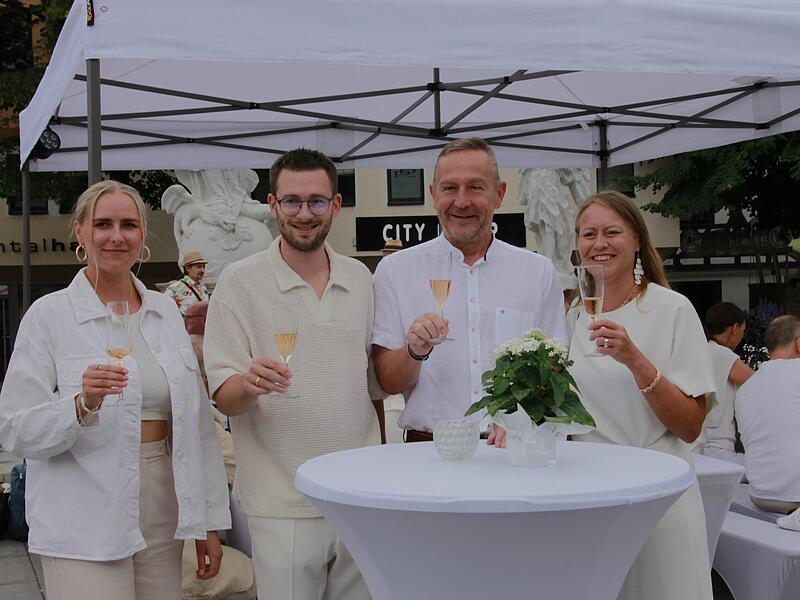Weiße Nacht ForchheimWeiße Nacht Forchheim Sie stoßen zur ersten Weißen Nacht an: Nico Cieslar (2.v.l.) Amtsleiter für Marketing, Tourismus und internationale Beziehungen der Stadt Forchheim, Udo Schönfelder (CSU), zweiter Bürgermeister Forchheims, und Citymanagerin Susanne Winter.