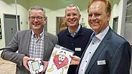 Auch im Zeitalter modernster Medizin ist das Blutdruckmessen noch wichtig, um das Herz im Blick zu haben. Von links: PD Dr. Karsten Pohle, Professor Joachim Ficker und Organisator Hilmar Dittrich