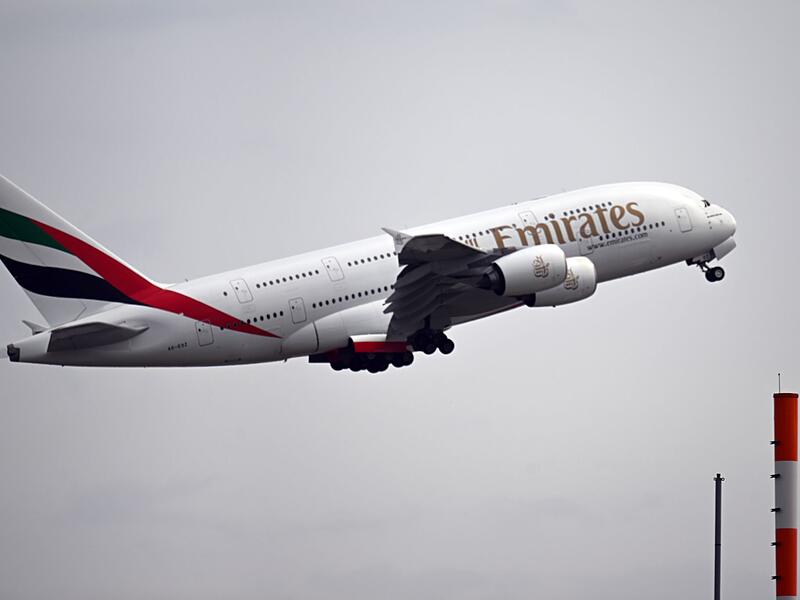 Ein Airbus A380 der Fluggesellschaft Emirates startet