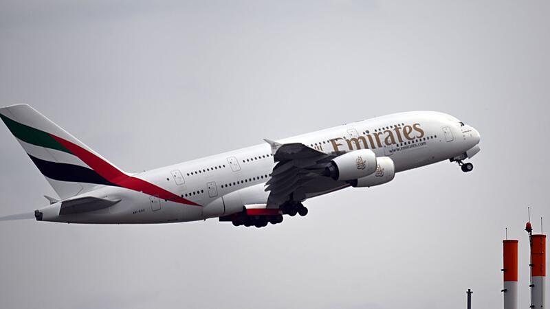 Ein Airbus A380 der Fluggesellschaft Emirates startet