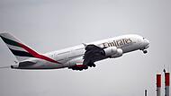 Ein Airbus A380 der Fluggesellschaft Emirates startet