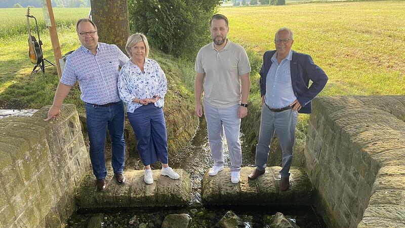 An der Quelle der Saalequelle bei Alsleben wurde  das Saale-Musicum gestartet. Unser Bild zeigt (von links): Bürgermeister Michael Custodis, Rhön-Grabfelds stellvertretende Landrätin Eva Böhm, Erdinc Yurdakul und den stellvertretenden Landrat aus ...