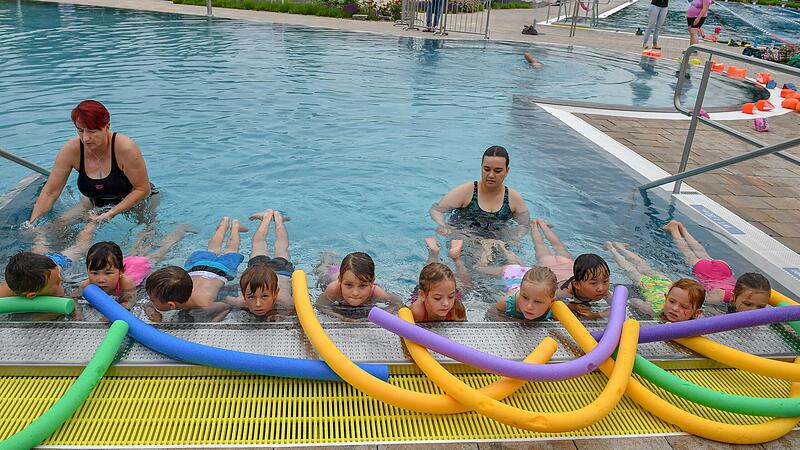 Die Poolnudeln werden beim Schwimmenlernen gebraucht.Forchheim & Fr&auml;nkische Schweiz
