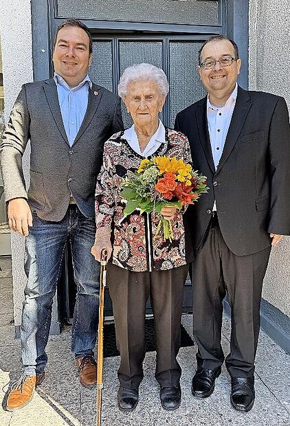 Elisabeth Martin feiert ihren 95. Geburtstag. Erster Bürgermeister Thomas Söder (r.) gratuliert im Namen der Stadt.
