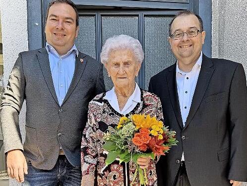 Elisabeth Martin feiert ihren 95. Geburtstag. Erster Bürgermeister Thomas Söder (r.) gratuliert im Namen der Stadt.