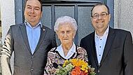 Elisabeth Martin feiert ihren 95. Geburtstag. Erster Bürgermeister Thomas Söder (r.) gratuliert im Namen der Stadt.