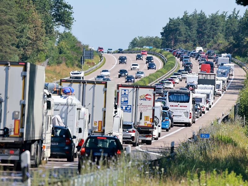 Reiseverkehr staut auf der A7