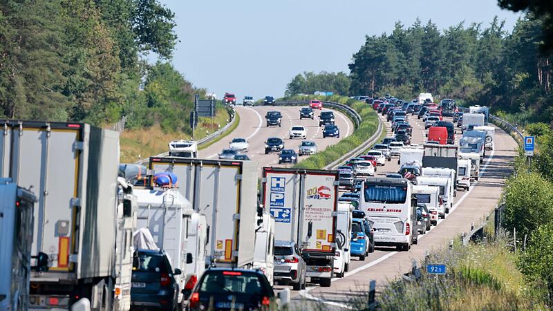Reiseverkehr staut auf der A7