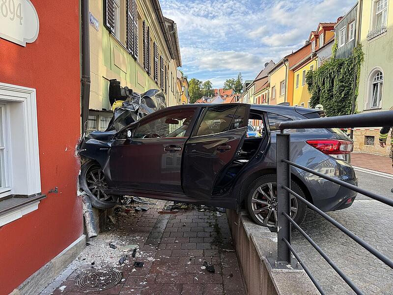 Auto durchbohrt Hauswand in Bamberg: Video zeigt Verwüstung Auto durchbohrt Hauswand in Bamberg: Video zeigt Verwüstung