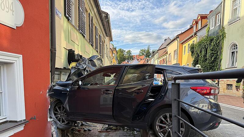 Auto durchbohrt Hauswand und bleibt stecken: Unfall in Bamberger Altstadt Auto durchbohrt Hauswand und bleibt stecken: Unfall in Bamberger Altstadt