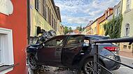 Auto durchbohrt Hauswand und bleibt stecken: Unfall in Bamberger Altstadt Auto durchbohrt Hauswand und bleibt stecken: Unfall in Bamberger Altstadt