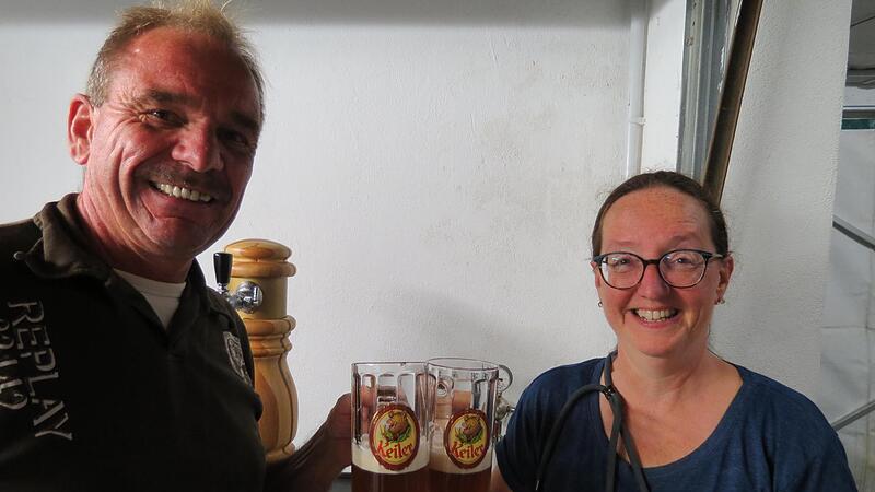 Organisatorin Martina Wilm-Kiesel stößt mit dem Hobby-Brauer Winfried Gigla an.