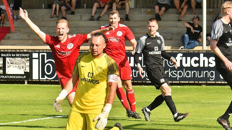 Den ersehnten Treffer zum 1:0 bejubeln die Lichtenfelser Hannes Reichel (links) und Maximilian Pfadenhauer. Mistelgau-Keeper Harry Friedrich sinkt zu Boden. Den ersehnten Treffer zum 1:0 bejubeln die Lichtenfelser Hannes Reichel (links) und Maximilian Pfadenhauer. Mistelgau-Keeper Harry Friedrich sinkt zu Boden.