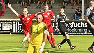 Den ersehnten Treffer zum 1:0 bejubeln die Lichtenfelser Hannes Reichel (links) und Maximilian Pfadenhauer. Mistelgau-Keeper Harry Friedrich sinkt zu Boden.