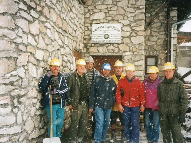 Baumannschaft der Sektion im Schneetreiben. Im Laufe der Jahre leisteten 200 freiwillige Helfer unzählige Arbeitsstunden.