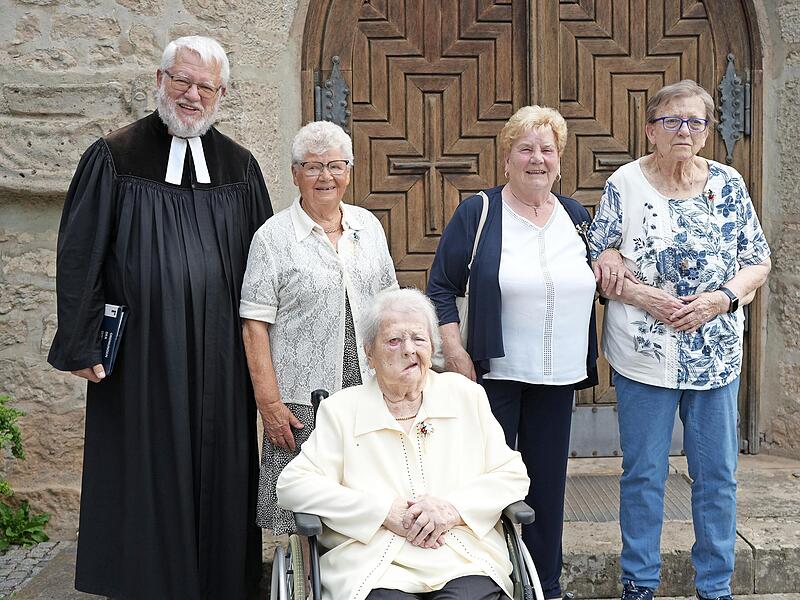 Ruth Hanft (2. von links) beging das seltene Fest der &bdquo;Kronjuwelen-Konfirmation&ldquo; (75 Jahre). Mit auf dem Foto sind auch die Jubilare der Gnaden-Konfirmation (70 Jahre).