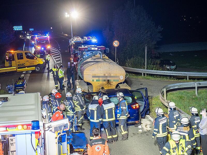 Auto kracht in Traktor-Gespann bei Oberhaid
