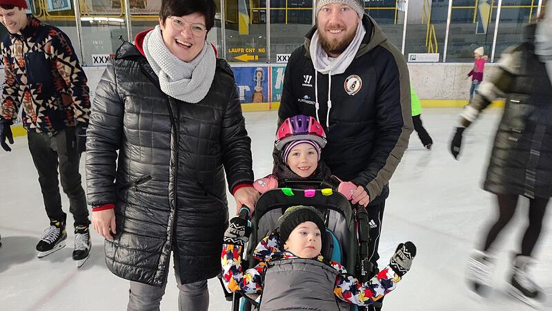 Manuela und Dominik Schramm mit Mia und Marlon in der Eishalle. Die Eltern versuchen, ihren Kindern trotz Marlons Behinderung ein sch&ouml;nes Familienleben zu bieten.
