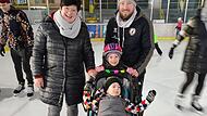 Manuela und Dominik Schramm mit Mia und Marlon in der Eishalle. Die Eltern versuchen, ihren Kindern trotz Marlons Behinderung ein schönes Familienleben zu bieten.