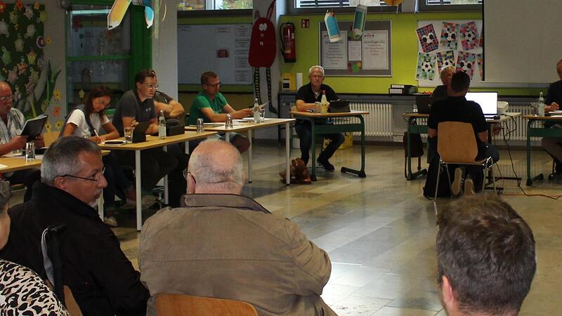 Der Gemeinderat Lonnerstadt bei seiner Sitzung in der Schule